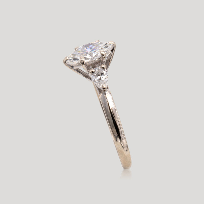 31800157-bague-or-blanc-diamants-navette-et-poires