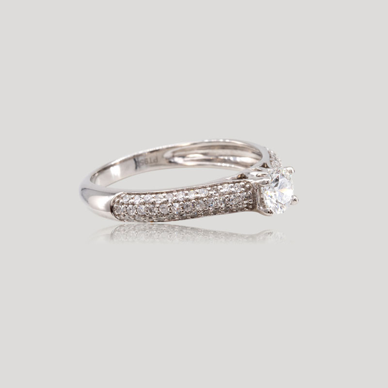 31800162-bague-solitaire-accompagne-pavage-diamants