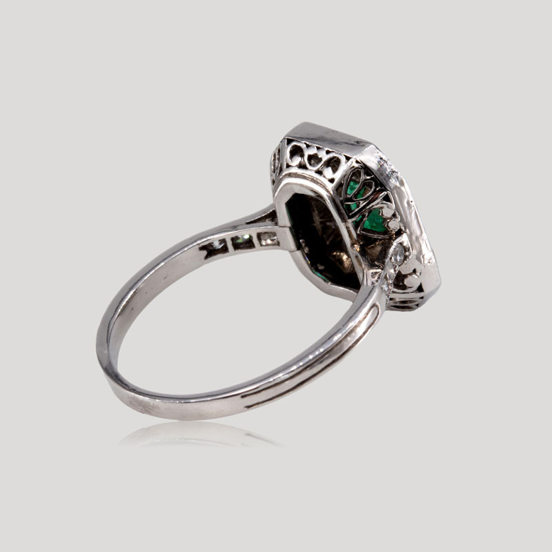 32400029-bague-octogonale-emeraude-diamants