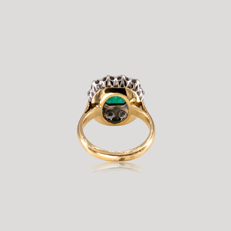 32400046-bague-emeraude-diamants-entourage