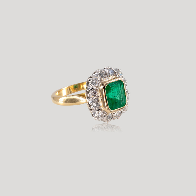 32400046-bague-entourage-emeraude