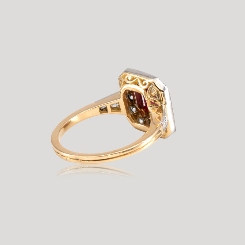 32400052-bague-pans-coupes-rubis-ovale-diamants