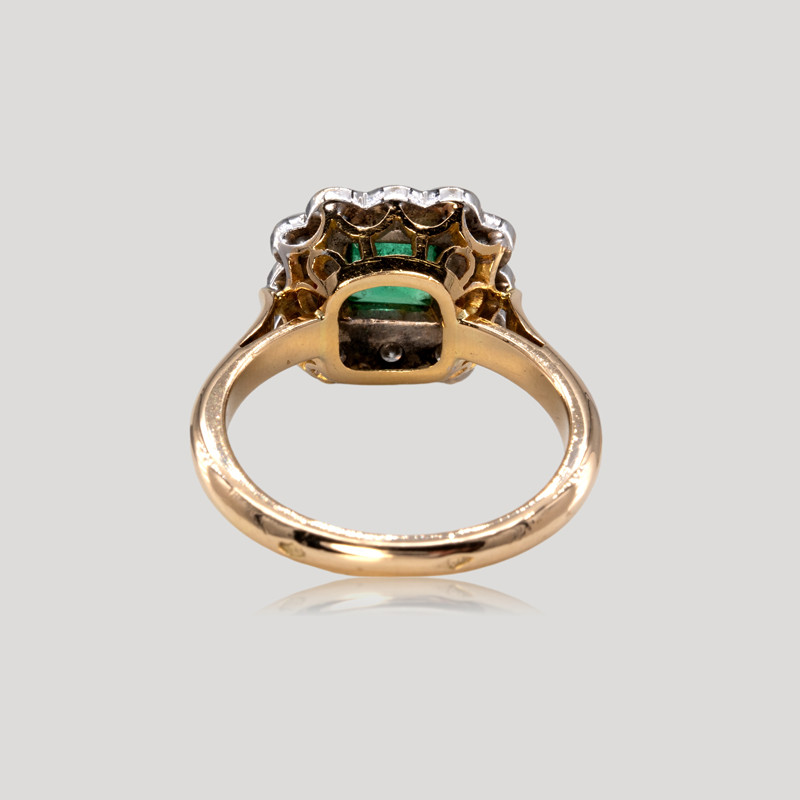 32700419-bague-emeraude-carree-diamants-img-2030