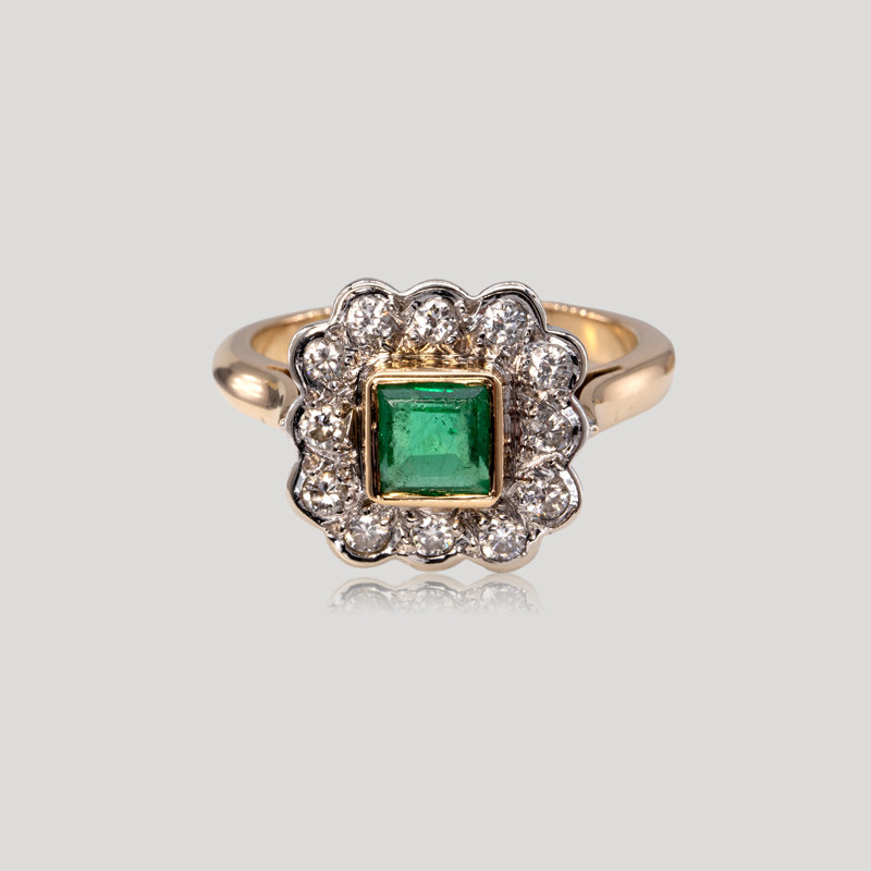 32700419-bague-entourage-emeraude-carree-img-2023