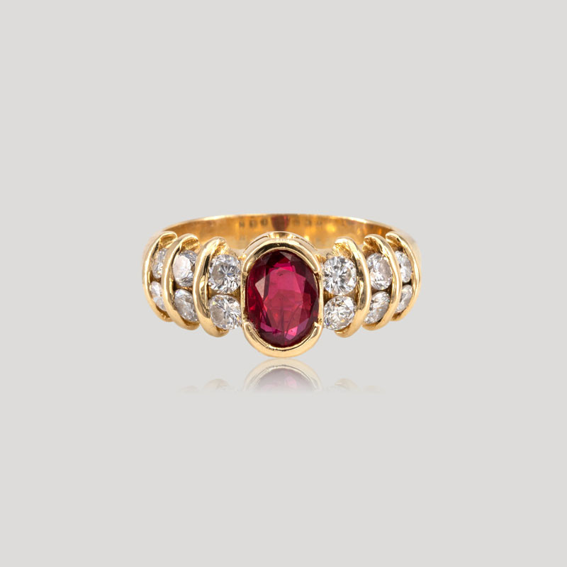 32700554-bague-rubis-traite-ovale-diamants