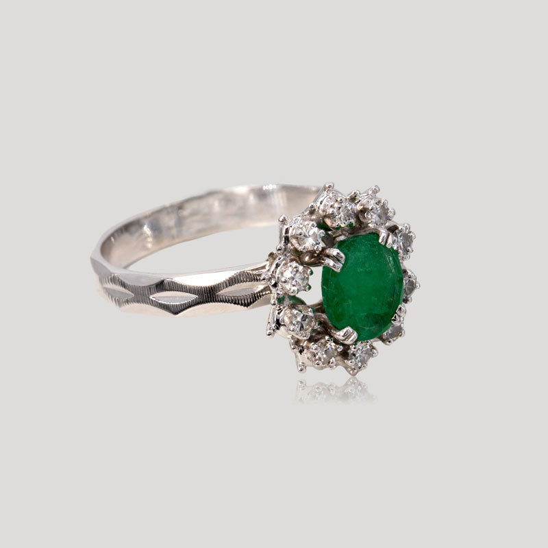 32700558-bague-emeraude-anneau-travaille