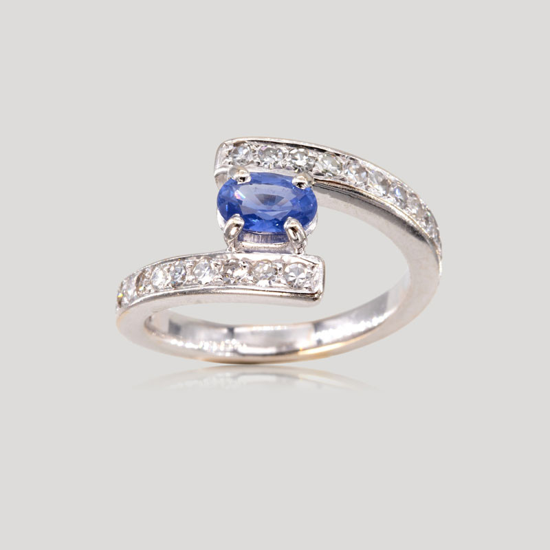 32700559-bague-saphir-ovale-diamants-or-blanc
