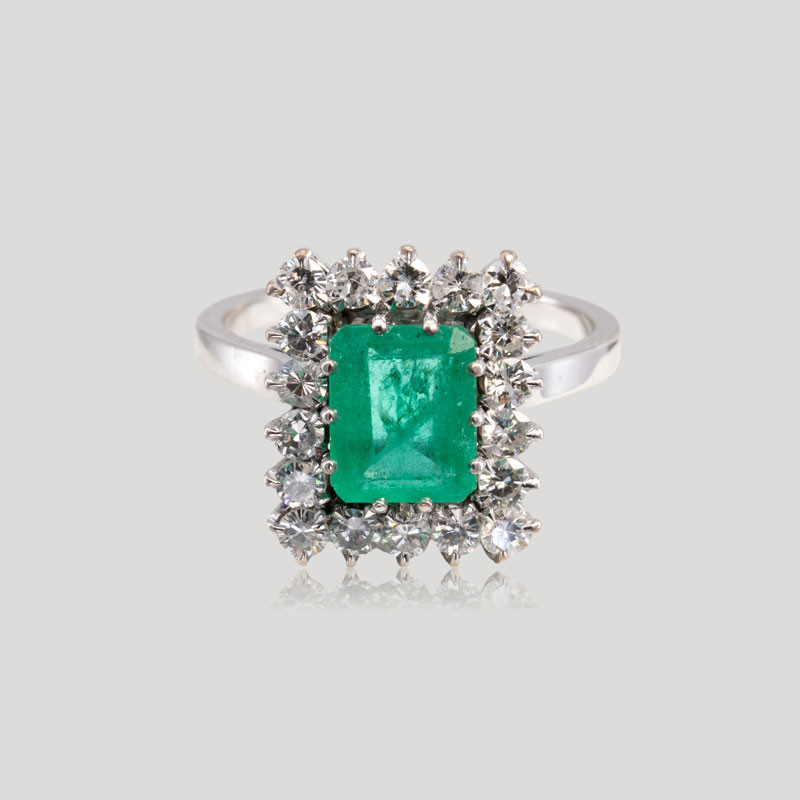 32700574-bague-emeraude-rectangle-entourage-diamants