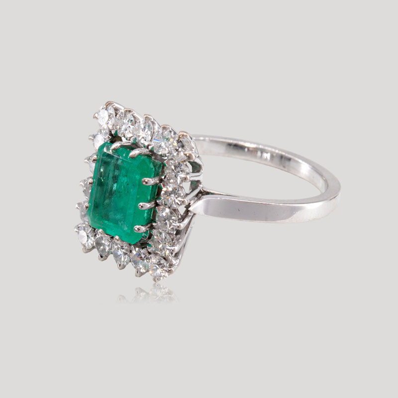 32700574-bague-entourage-emeraude-or-et-platine