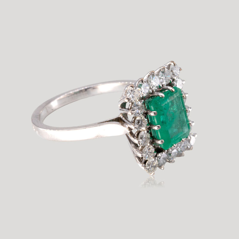 32700574-bague-rectangulaire-emeraude-et-diamants