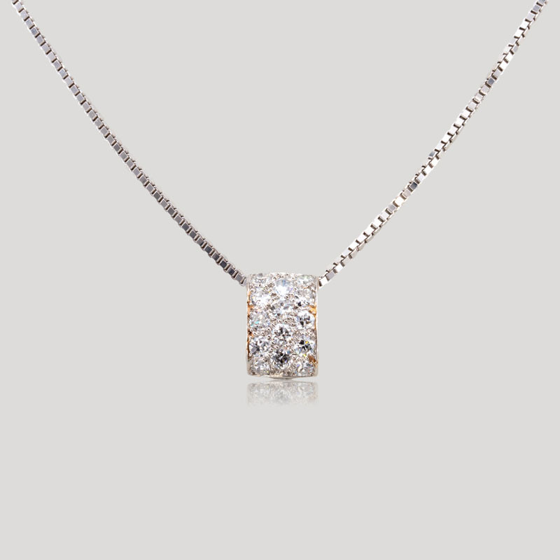 35000080-collier-pendentif-pave-de-diamants