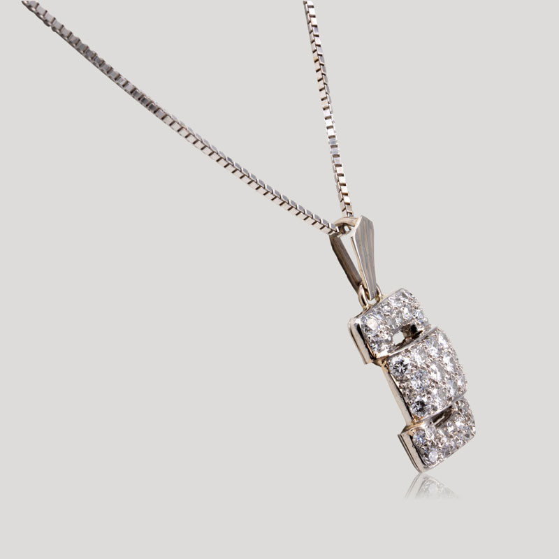 35000081-collier-pendentif-motif-pave-diamants