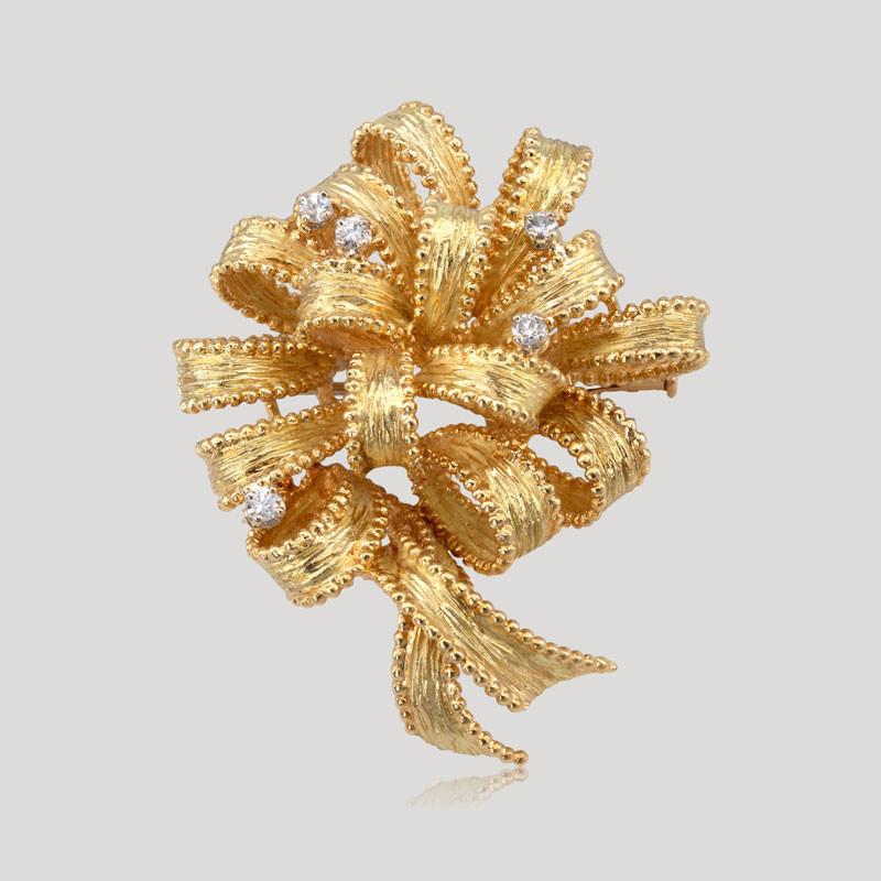 37100076-broche-noeud-diamants