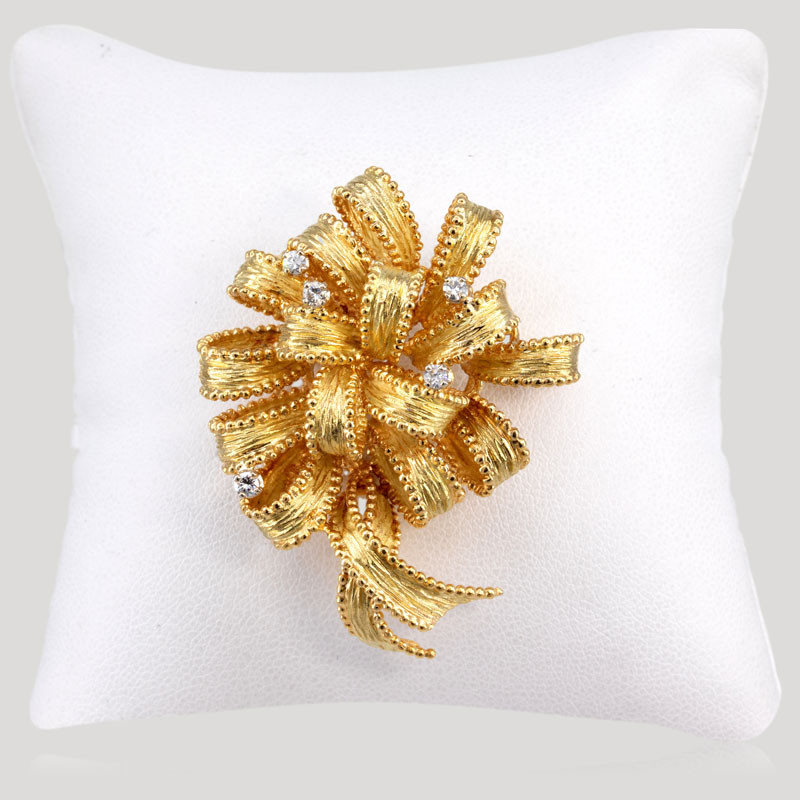 37100076-broche-noeud-or-jaune-diamants