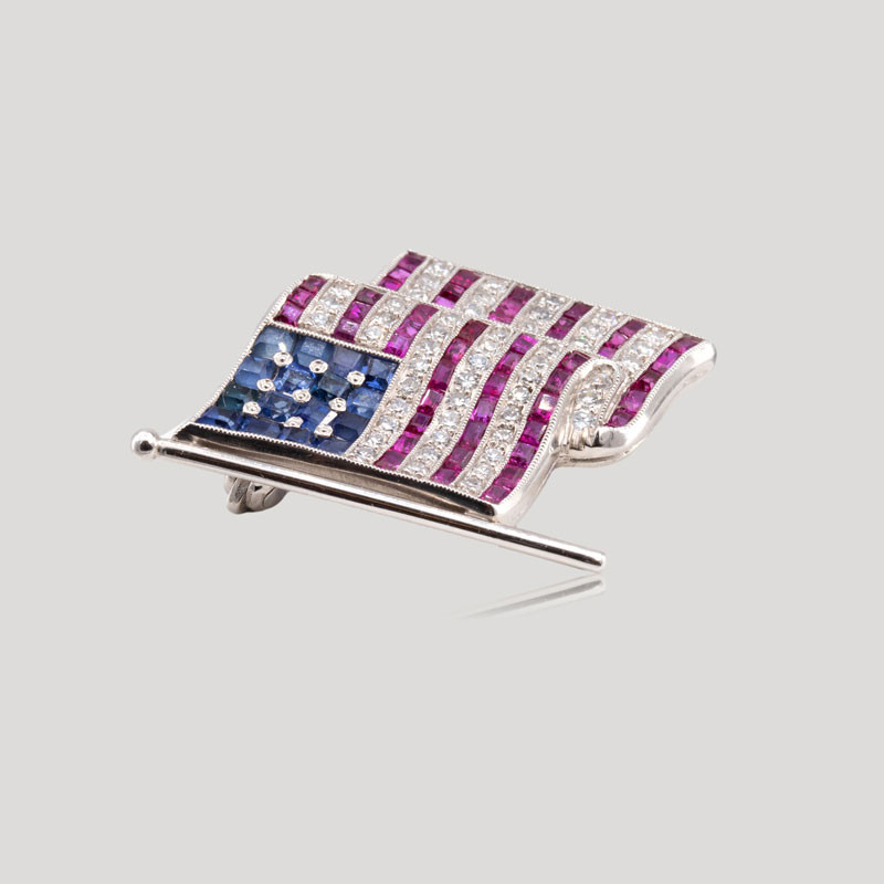 37200070-broche-drapeau-us-diamants-saphirs-et-rubis