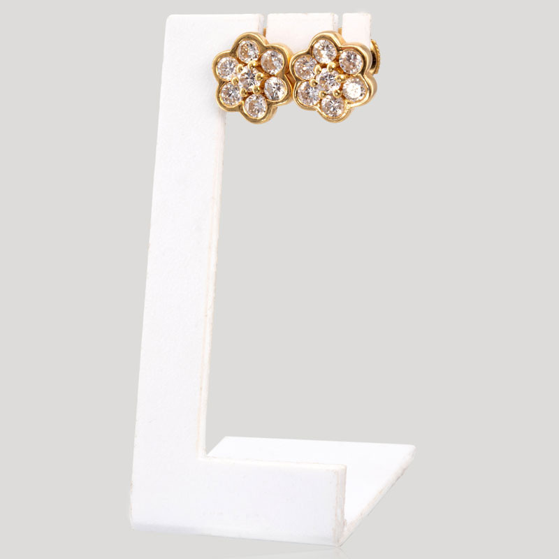 38200200-boucles-d-039-oreilles-puces-fleurs-diamants