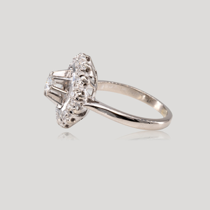 bague-de-fiancailles-diamants-entourage-ovale-img-0809