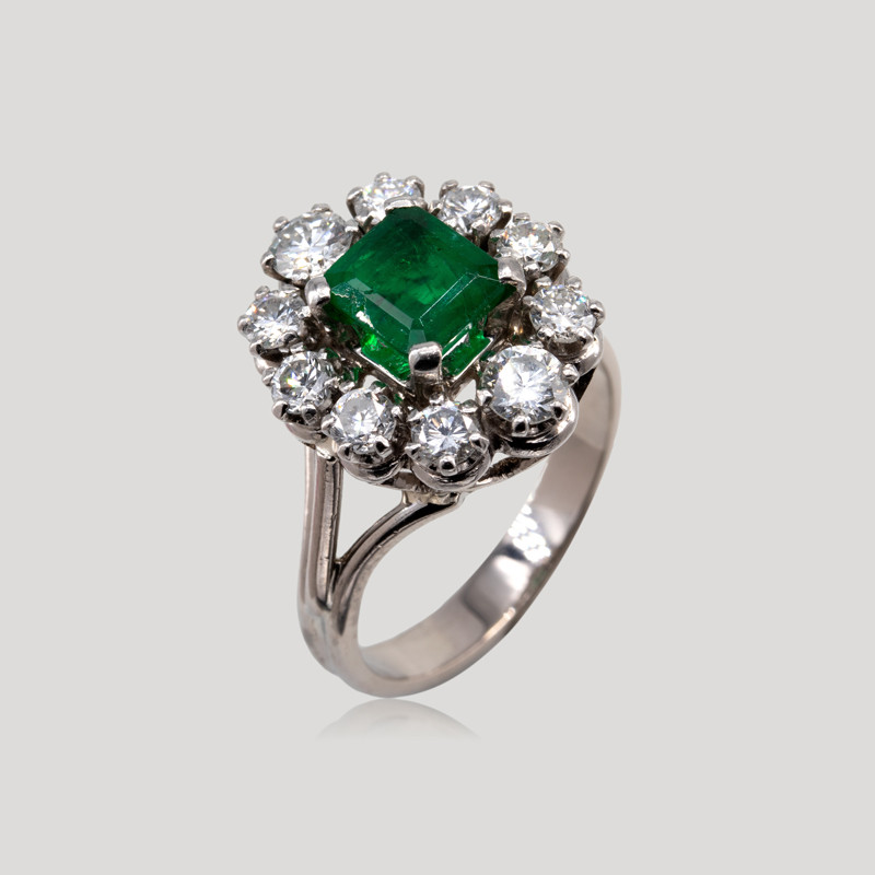 bague-emeraude-carree-a-pans-coupes-diamants-img-1664