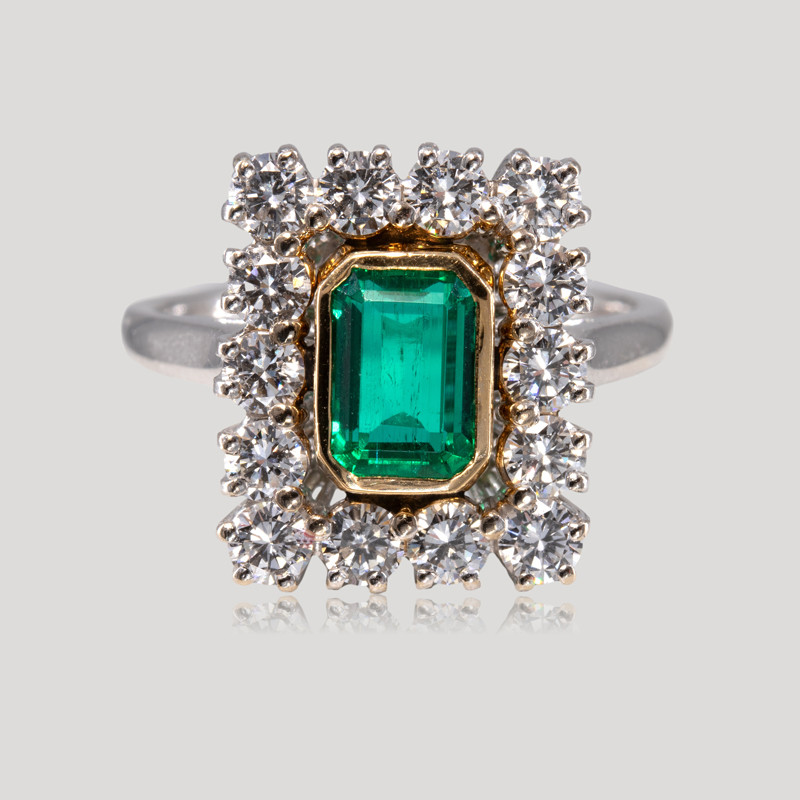 bague-emeraude-rectangulaire-diamants-img-5277