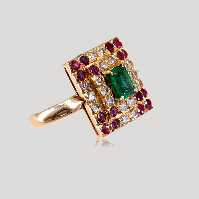 bague-rectangle-emeraudes-rubis-diamants-img-5292