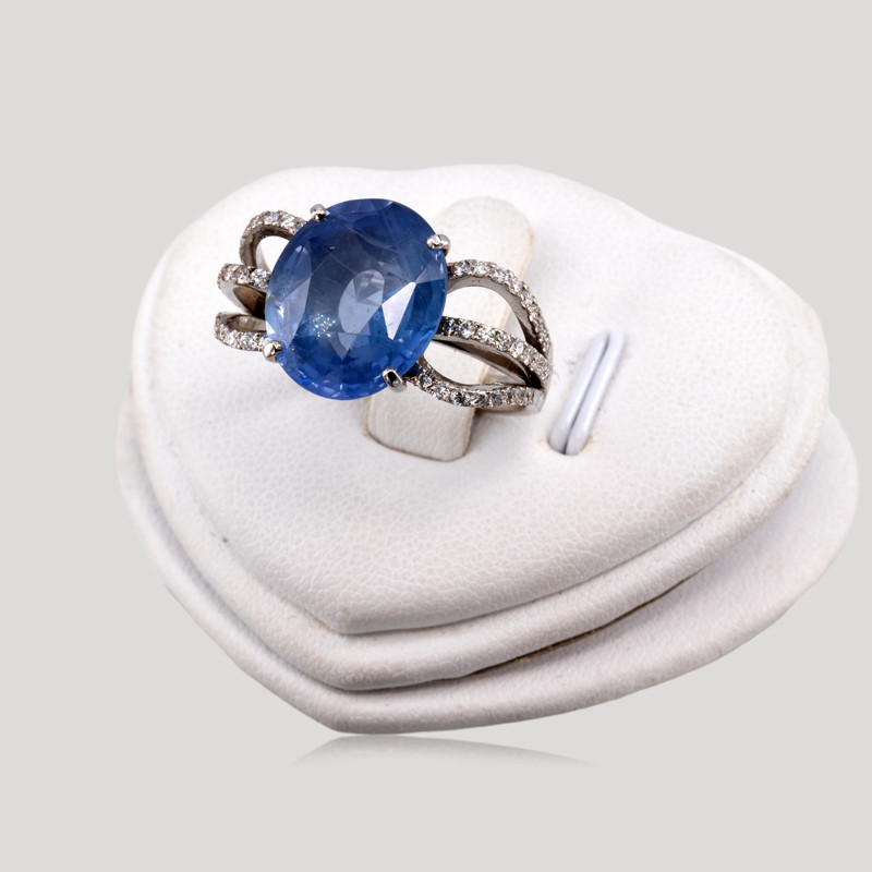 bague-saphir-ovale-petits-diamants-img-2293-1