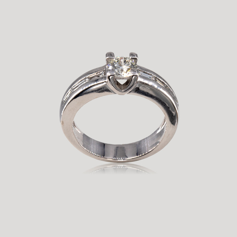 bague-solitaire-accompagne-de-baguettes-img-4783