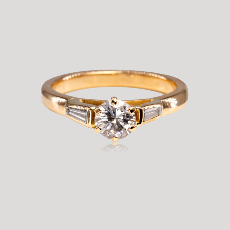 bague-solitaire-accompagne-diamants-tapper-img-9965