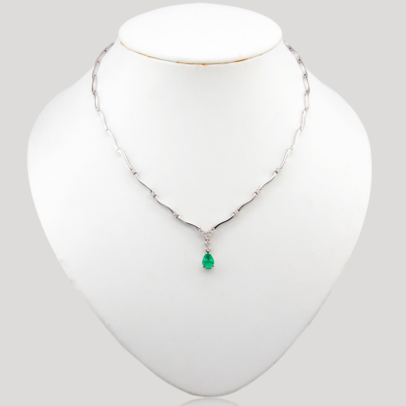 collier-or-blanc-emeraude-poire-et-diamants-img-0521